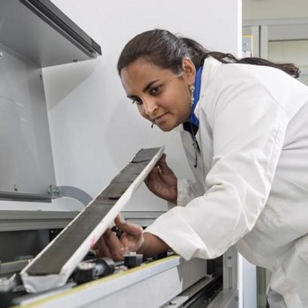 Patricia Gadd analyses sediment cores using ITRAX